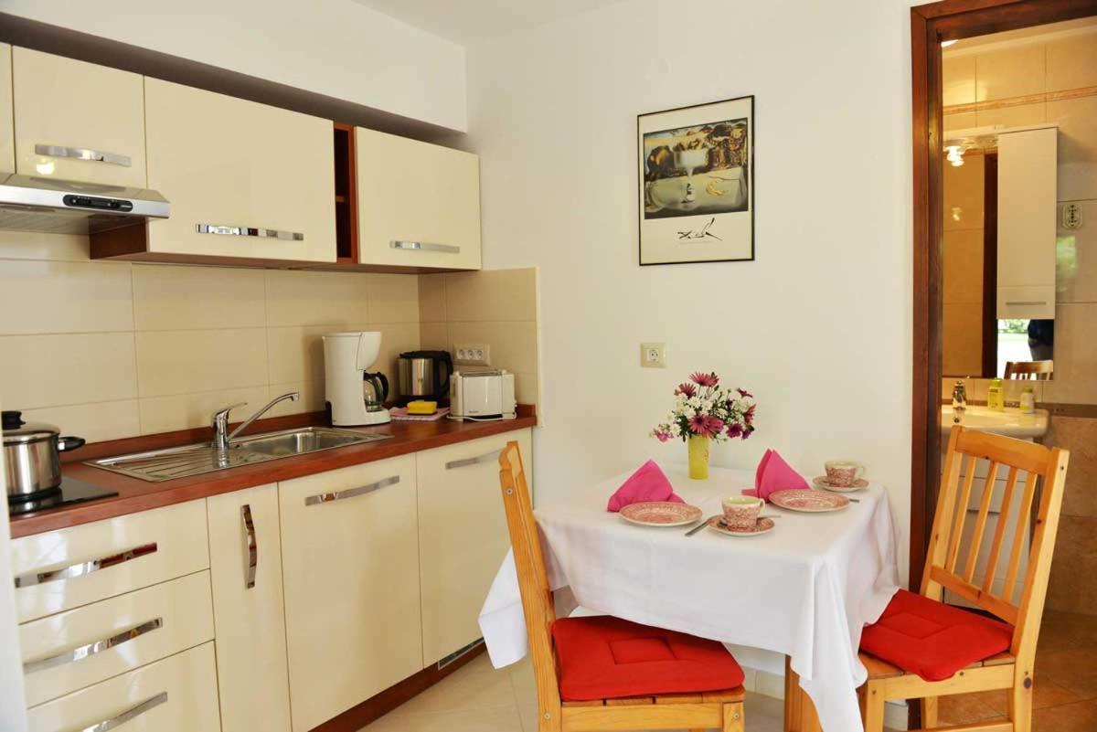 Apartments Mina Poreč Exteriör bild